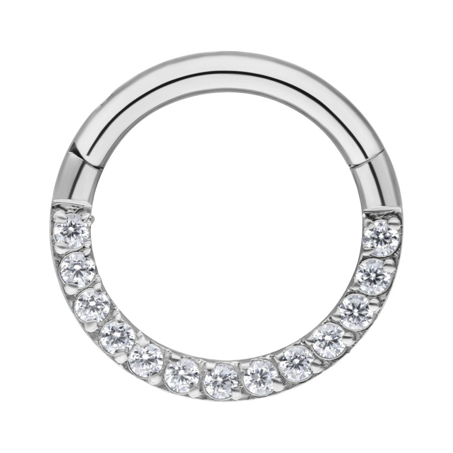 Silberner Septum Clicker mit Pavé-Set Kristallen auf weißem Hintergrund
