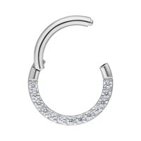 Silberner Septum Clicker aus Chirurgenstahl mit klaren Kristallsteinen auf weißem Hintergrund