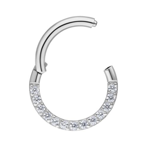 Silberner Septum Clicker aus Chirurgenstahl mit klaren Kristallsteinen auf weißem Hintergrund