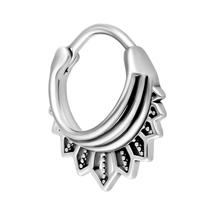 Silberner Septum Clicker Ring mit floralem Design auf weißem Hintergrund