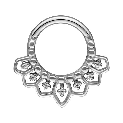 Silberner Septum Clicker mit verspieltem, kathedralen Design auf weißem Hintergrund