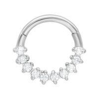 Silberfarbener Septum Clicker aus Chirurgenstahl mit Kristallen, auf weißem Hintergrund