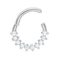 Silberner Septum Clicker aus Chirurgenstahl mit klaren Kristallen auf weißem Hintergrund