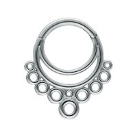 Silberner Septum Clicker mit kreisförmigen Details auf weißem Hintergrund