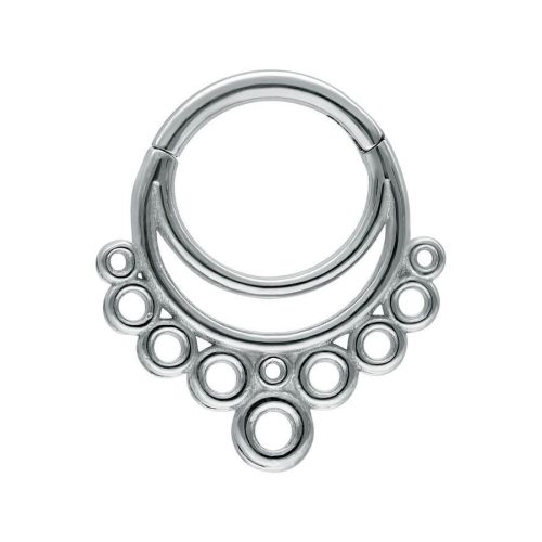 Silberner Septum Clicker mit kreisförmigen Details auf weißem Hintergrund