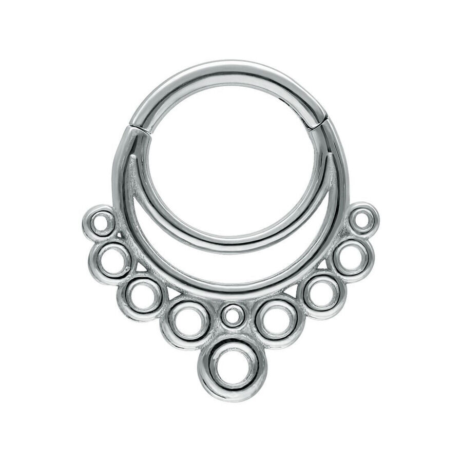 Silberner Septum Clicker mit kreisförmigen Details auf weißem Hintergrund