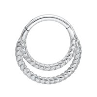 Silberner Double Twisted Clicker aus Chirurgenstahl 316L auf weißem Hintergrund