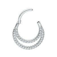 Silberner Piercingring mit doppelter Drehung auf weißem Hintergrund