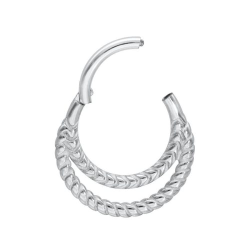 Silberner Piercingring mit doppelter Drehung auf weißem Hintergrund