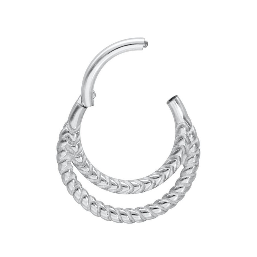 Silberner Piercingring mit doppelter Drehung auf weißem Hintergrund
