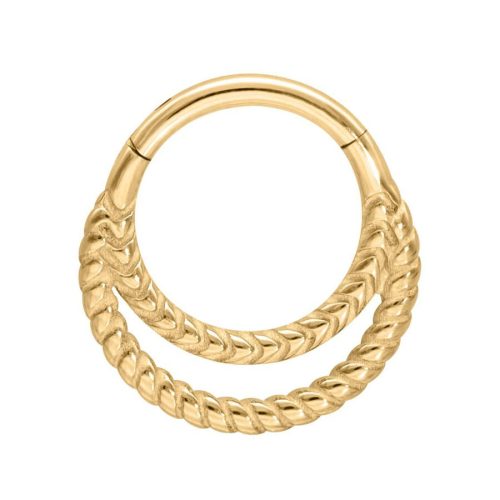 Goldener Metall-Piercingring mit doppelter Drehung auf weißem Hintergrund