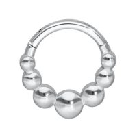 Silberner Piercingring mit Kugeldesign auf weißem Hintergrund