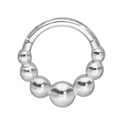 Silberner Piercingring mit Kugeldesign auf weißem Hintergrund