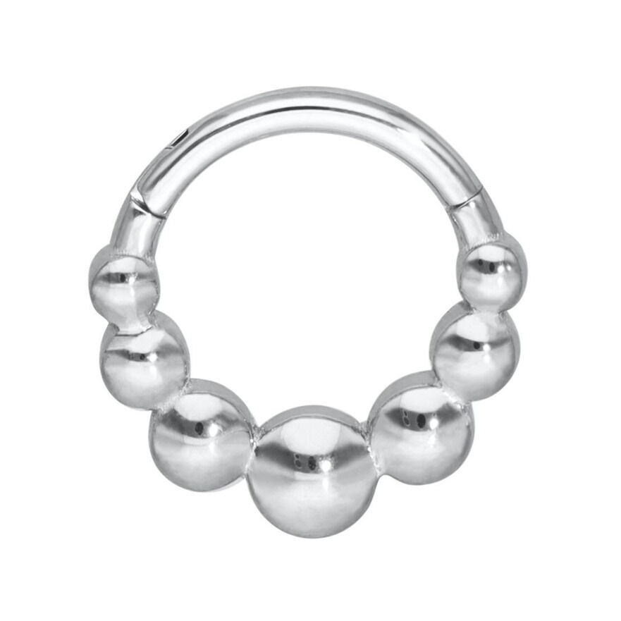 Silberner Piercingring mit Kugeldesign auf weißem Hintergrund