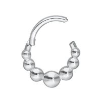 Silberner Septum Clicker mit Kugeldesign auf weißem Hintergrund