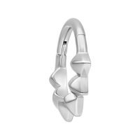 Silberner Septum Clicker mit Spikes auf weißem Hintergrund