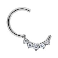 Silberner Piercingring aus Chirurgenstahl mit fünf klaren Kristallen auf weißem Hintergrund