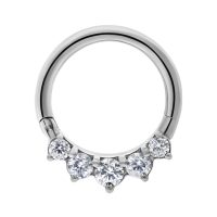 Silberner Piercingring mit klaren Kristallen auf weißem Hintergrund