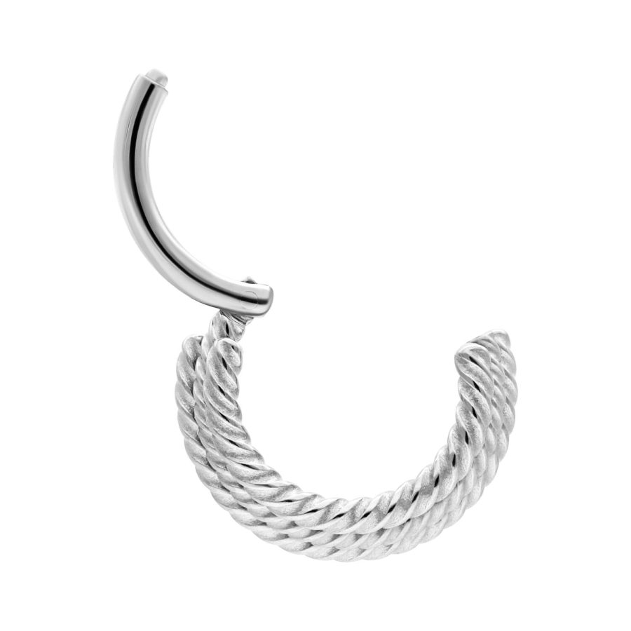Silberner Septum Clicker mit drei gedrehten Seilen auf weißem Hintergrund
