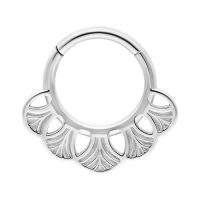 Silberner Ginkgo Clicker Piercingring auf weißem Hintergrund