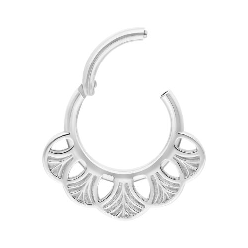 Silberner Ginkgo Clicker Piercingring mit detailliertem Design auf weißem Hintergrund
