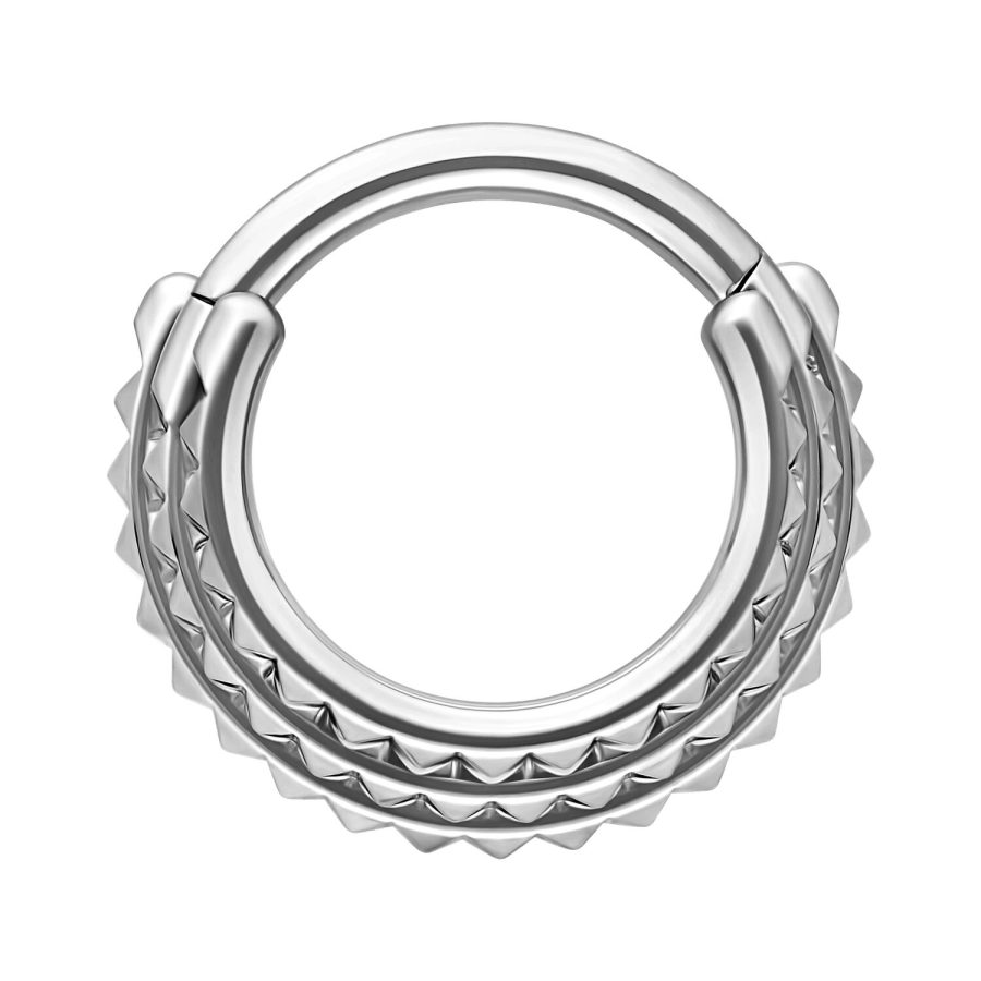 Silberner Septum Clicker mit dreifachem Spike-Design auf weißem Hintergrund