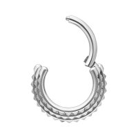 Silberner Triple Spike Septum Clicker auf weißem Hintergrund
