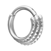 Hinged Septum Clicker in Silber mit dreifachem Spike-Design auf weißem Hintergrund