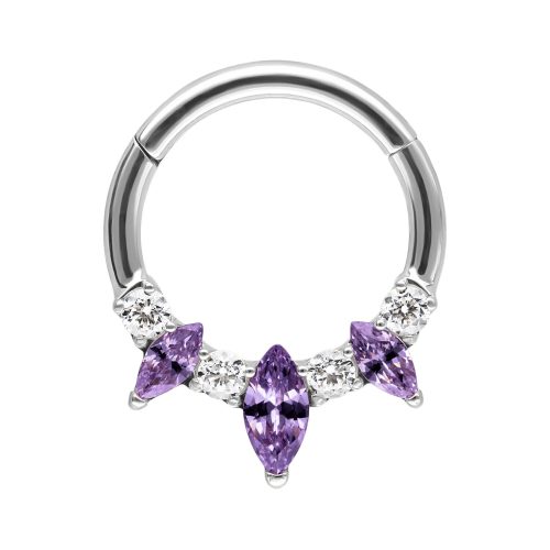 Silberfarbener Septum Clicker mit drei lila Amethyst Kristallen auf weißem Hintergrund