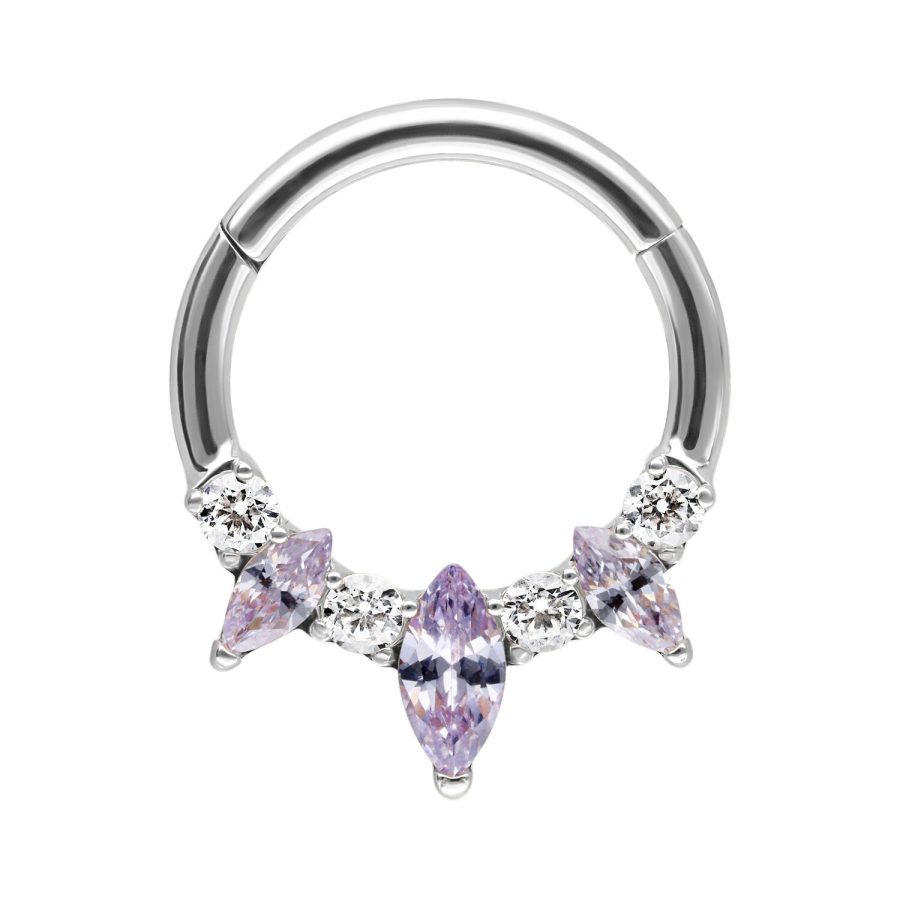 Silberner Septum Clicker aus Chirurgenstahl mit lavendelfarbenen Kristallen auf weißem Hintergrund