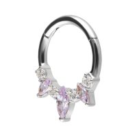 Silberfarbener Septum Clicker mit lavendelfarbenen Kristallen auf weißem Hintergrund