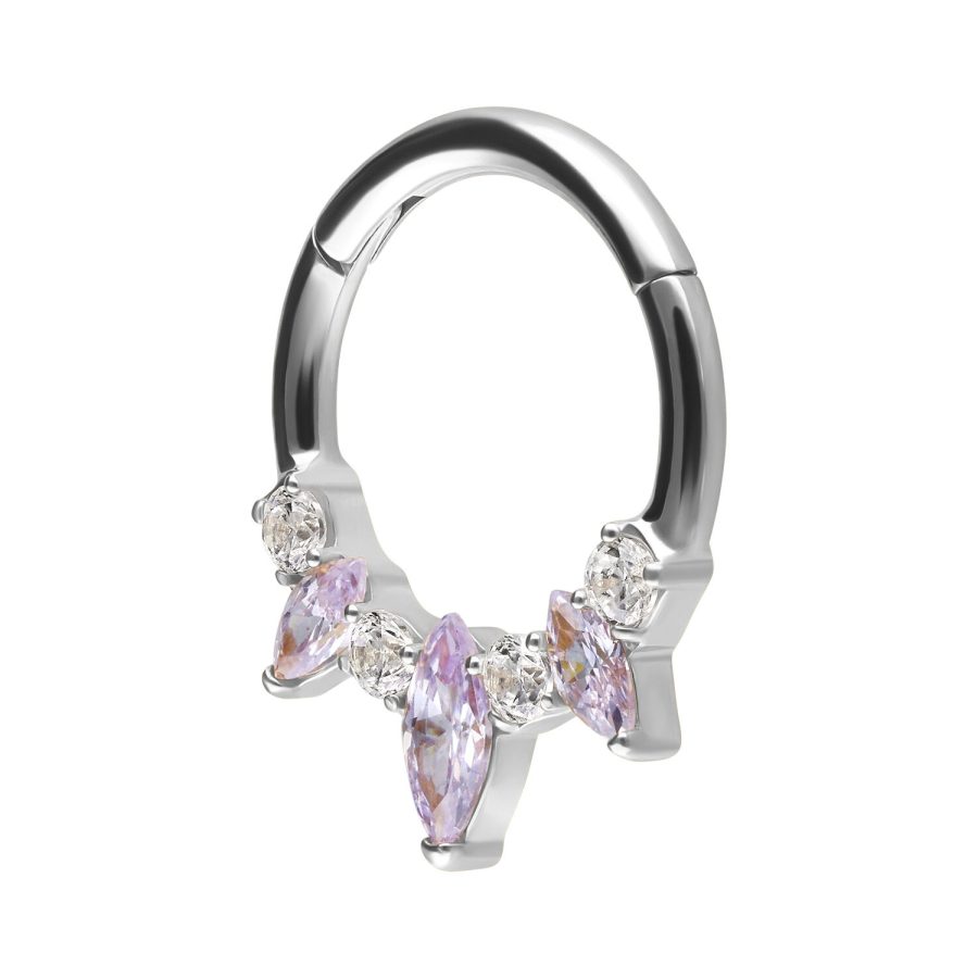Silberfarbener Septum Clicker mit lavendelfarbenen Kristallen auf weißem Hintergrund