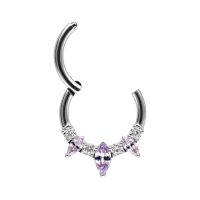 Septum Clicker aus silbernem Metall mit lavendelfarbenen Kristallen auf weißem Hintergrund