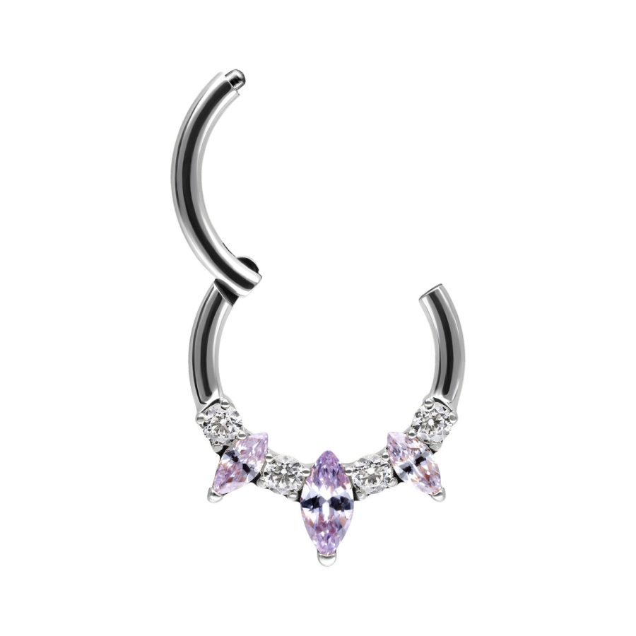 Septum Clicker aus silbernem Metall mit lavendelfarbenen Kristallen auf weißem Hintergrund