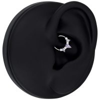 Silberfarbener Septum Clicker mit Amethystkristallen auf schwarzem Ohrmodell