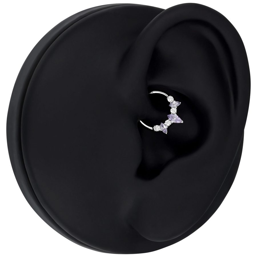 Silberfarbener Septum Clicker mit Amethystkristallen auf schwarzem Ohrmodell