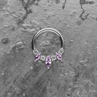 Silberner Septum Clicker mit lavendelfarbenen Kristallen auf grauem Hintergrund