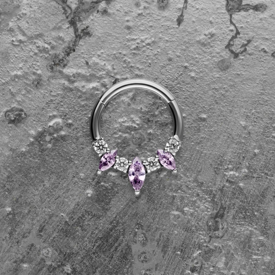 Silberner Septum Clicker mit lavendelfarbenen Kristallen auf grauem Hintergrund
