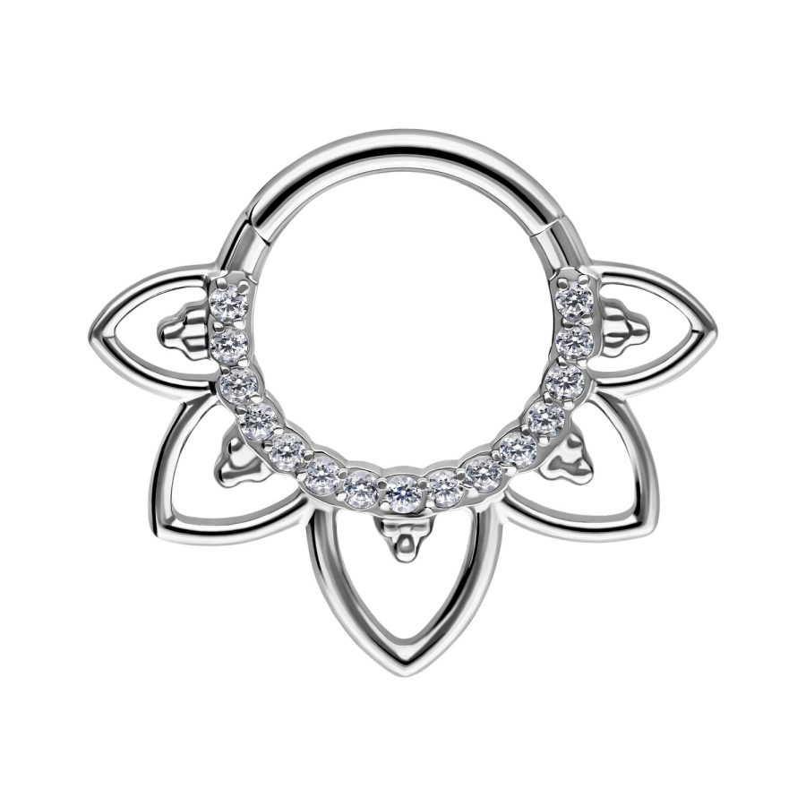Silberner Septum Clicker mit Blumenmuster und Kristallen auf weißem Hintergrund