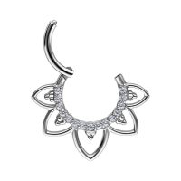 Silberfarbener Septum Clicker mit blumenförmigem Design und Kristallen, auf weißem Hintergrund