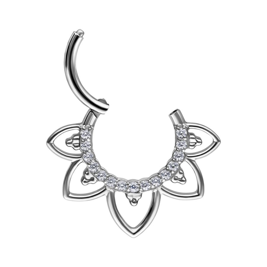 Silberfarbener Septum Clicker mit blumenförmigem Design und Kristallen, auf weißem Hintergrund