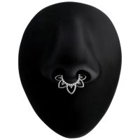 Silberner Septum Clicker mit Blumenmotiv an schwarzer Modellnase.