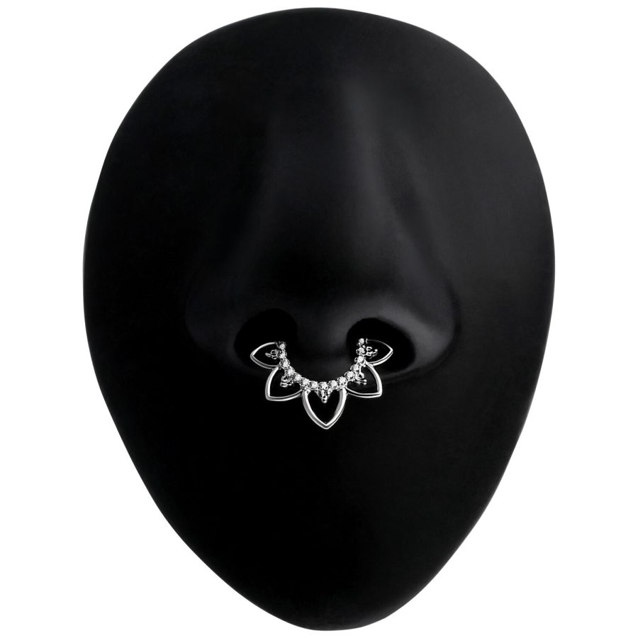 Silberner Septum Clicker mit Blumenmotiv an schwarzer Modellnase.