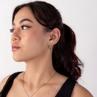 Frau mit mehreren silbernen Ohrpiercings, seitliches Profil