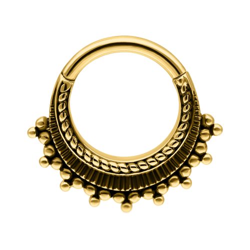 Goldener Piercingring mit dekorativen Kugeln auf weißem Hintergrund