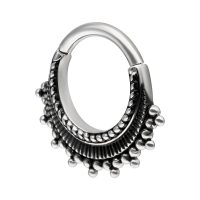 Silberfarbener Septum Clicker aus Chirurgenstahl 316L auf weißem Hintergrund