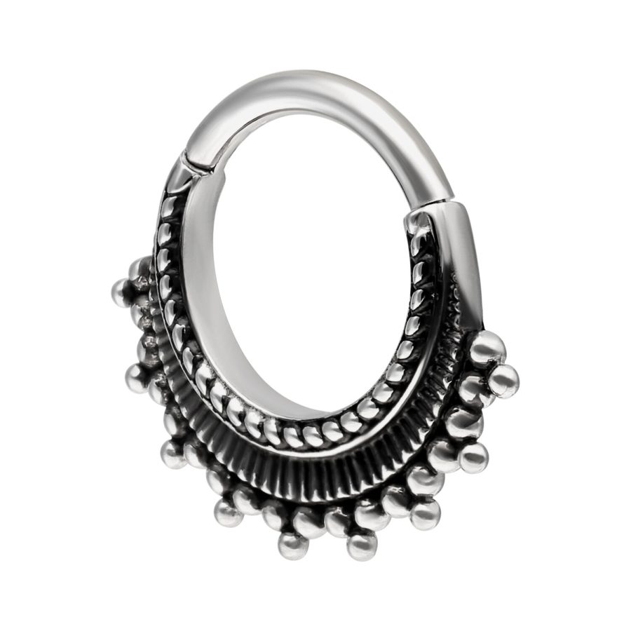 Silberfarbener Septum Clicker aus Chirurgenstahl 316L auf weißem Hintergrund