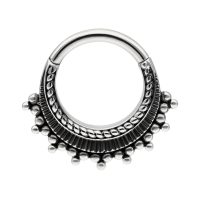 Silberfarbener Piercingring mit Verzierungen auf weißem Hintergrund