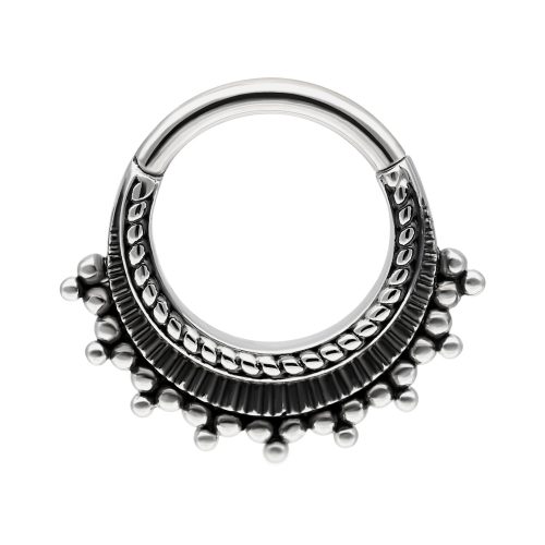 Silberfarbener Piercingring mit Verzierungen auf weißem Hintergrund
