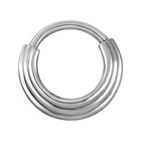 Silberner Septum Clicker aus Chirurgenstahl auf weißem Hintergrund